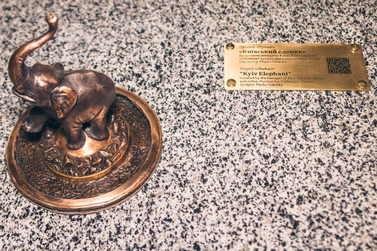 По легенде, если потереть бронзового слоника, то можно вернуться в детство