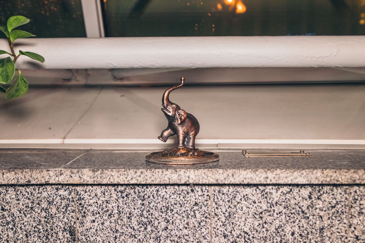 Фигурка является напоминанием о большом фонтане в форме слона, который с 1930 по 1970 года украшал Крещатый парк