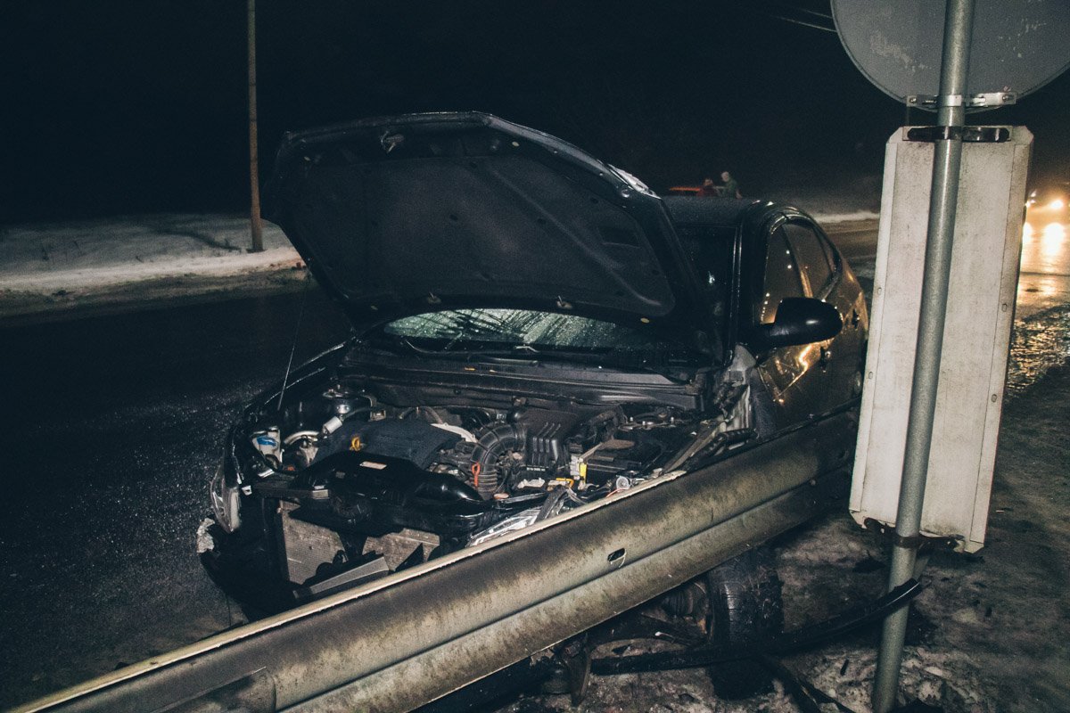 Автомобиль Hyundai въехал в Opel и врезался в отбойник Автомобиль Hyundai въехал в Opel и врезался в отбойник