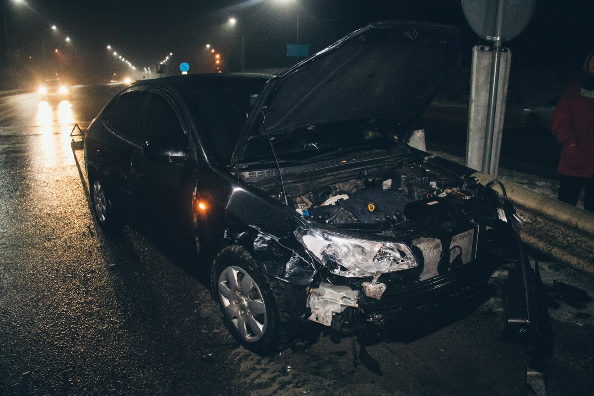 Водители обеих машин утверждают, что двигались на допустимой скорости. У одного из автомобилей поврежден бампер, у второго - передняя боковая дверь Водители обеих машин утверждают, что двигались на допустимой скорости. У одного из автомобилей поврежден бампер, у второго - передняя боковая дверь