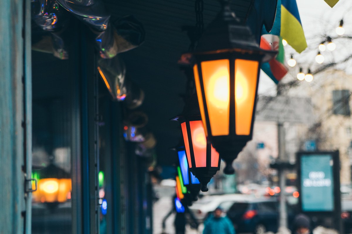 Разноцветные фонарики зажигают новогоднюю атмосферу и огонь в сердцах киевлян Разноцветные фонарики зажигают новогоднюю атмосферу и огонь в сердцах киевлян