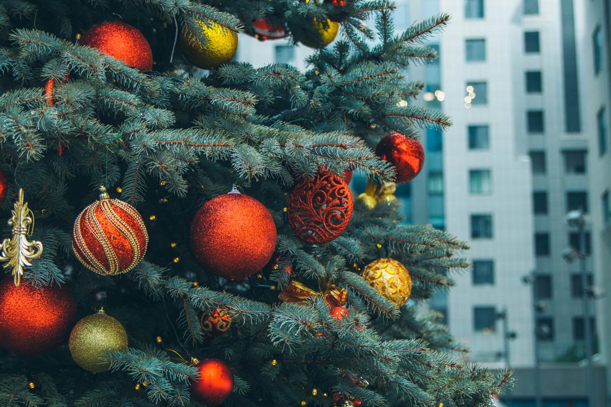 Красно-желтые игрушки и миниатюрные огоньки - все, что нужно для создания рождественской сказки Красно-желтые игрушки и миниатюрные огоньки - все, что нужно для создания рождественской сказки