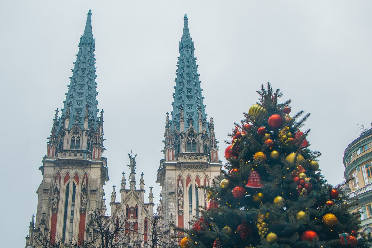 Праздничная елочка может сделать сказочным даже самый строгий пейзаж Праздничная елочка может сделать сказочным даже самый строгий пейзаж