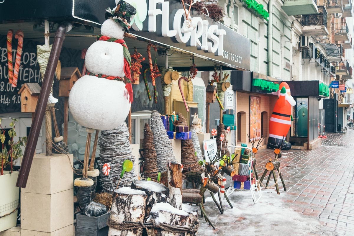 Снеговик, большая повозка с подарками и деревянные олени - чего только не придумают владельцы магазинов, чтобы очаровать покупателей Снеговик, большая повозка с подарками и деревянные олени - чего только не придумают владельцы магазинов, чтобы очаровать покупателей