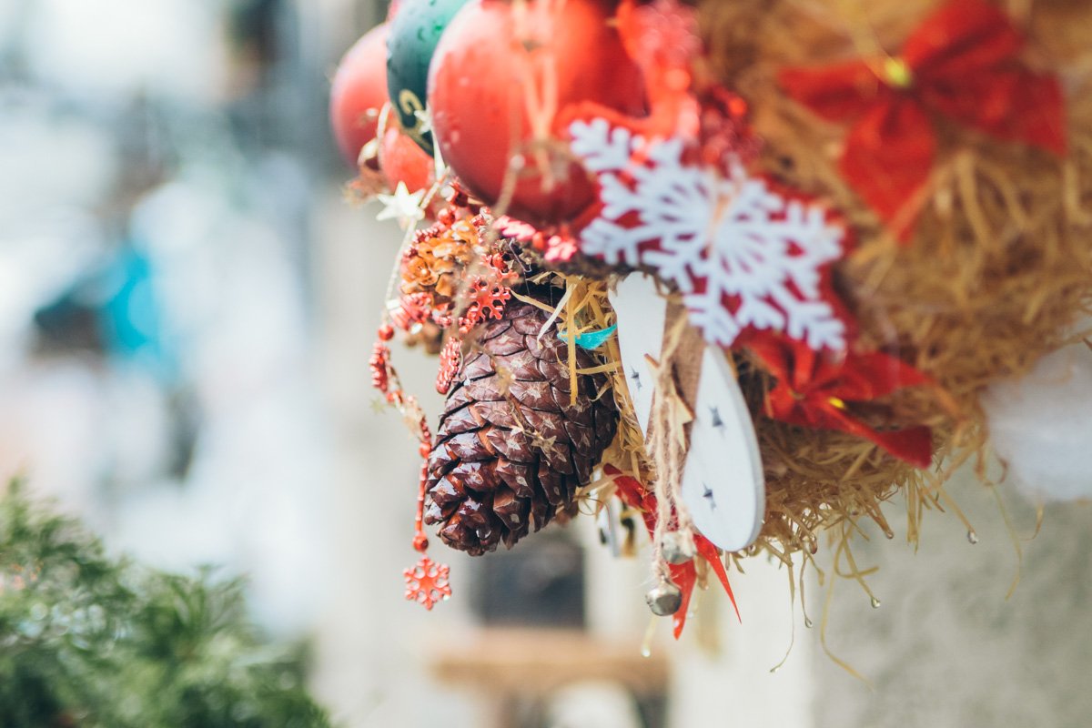 Игра цвета в сочетании с чудесными елочными шишками Игра цвета в сочетании с чудесными елочными шишками