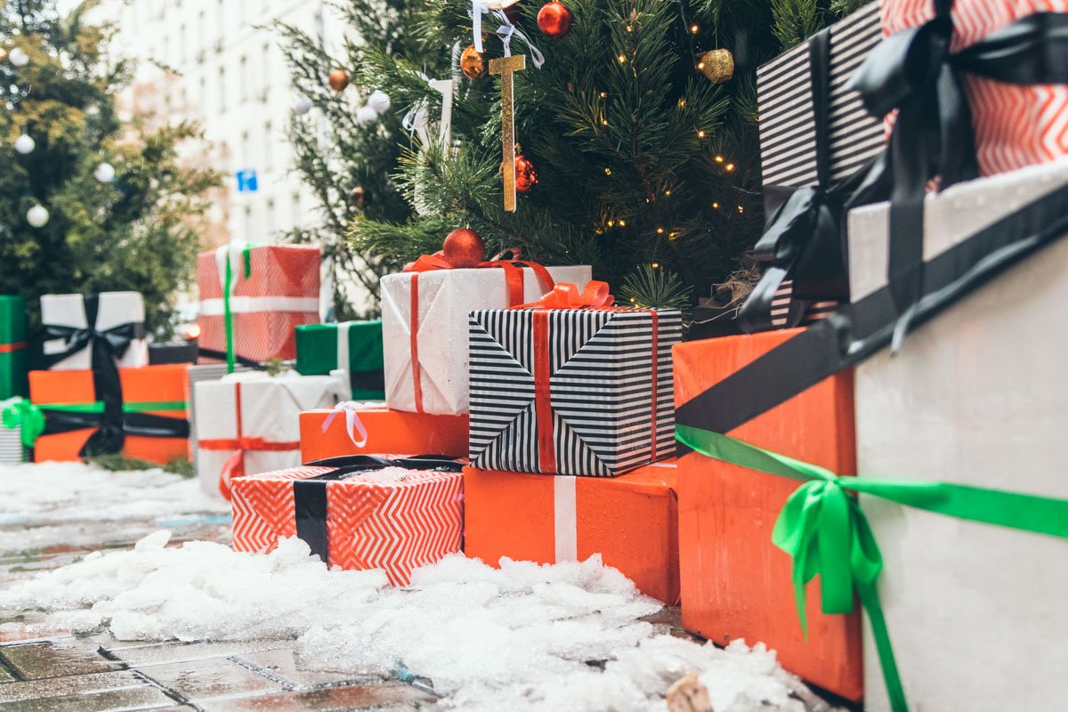 Каждый мечтает получить свой заветный подарок под елочку Каждый мечтает получить свой заветный подарок под елочку