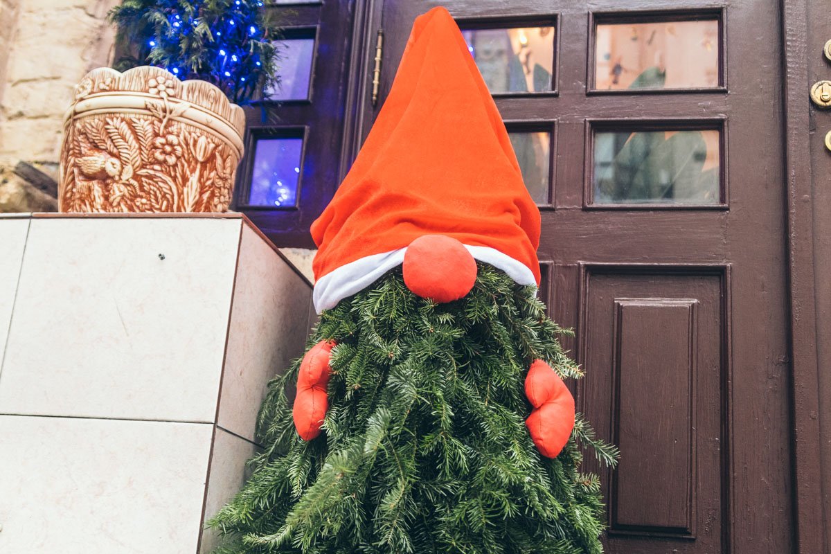 А вот и первая елка в виде Деда Мороза А вот и первая елка в виде Деда Мороза