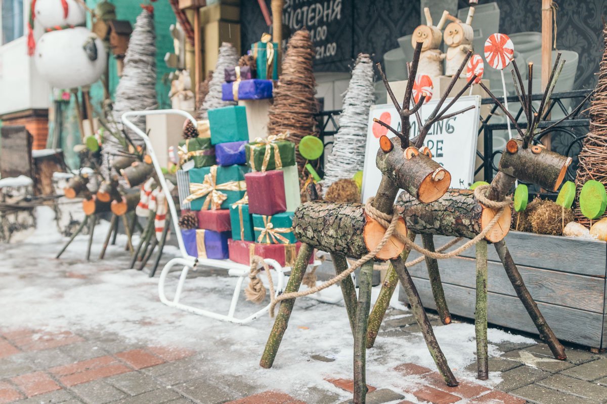 Везут огромную повозку сказочных подарков Везут огромную повозку сказочных подарков