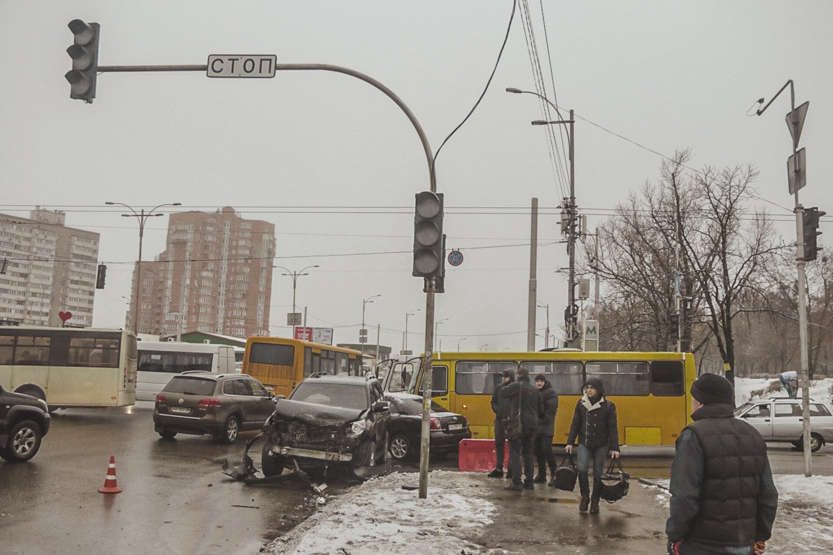 На пересечении проспекта Академика Паладина, бульвара Вернадского и улицы Академика Ефремова столкнулись автомобили Toyota Camry, Aventis, Land Cruiser и маршрутное такси На пересечении проспекта Академика Паладина, бульвара Вернадского и улицы Академика Ефремова столкнулись автомобили Toyota Camry, Aventis, Land Cruiser и маршрутное такси