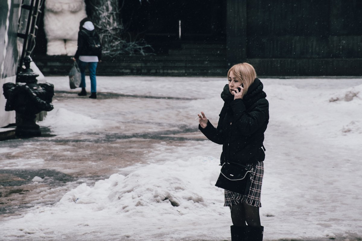 Снова стою одна, снова курю, мама, снова...