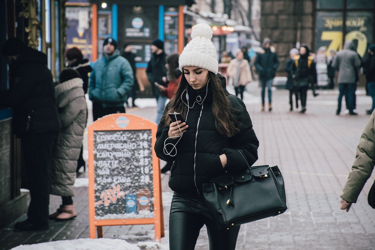 Может хоть там играет что-то вроде Jingle Bells?