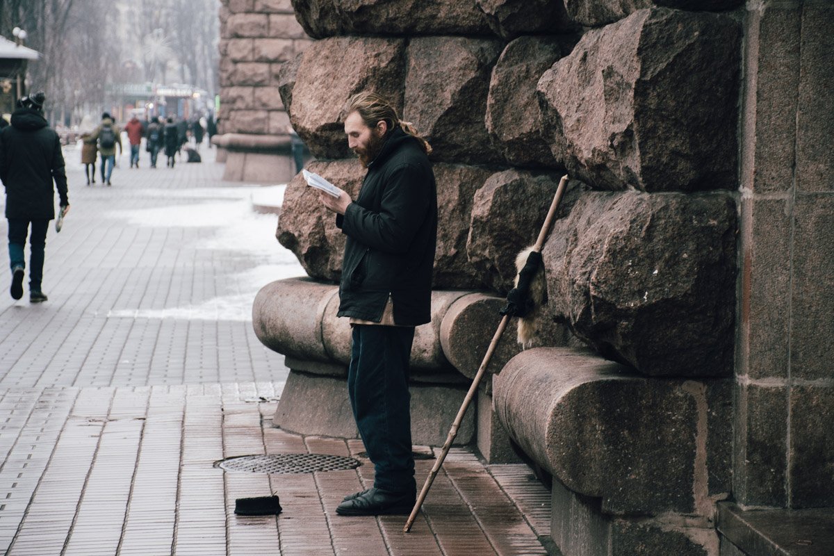 Интересно, что читает?