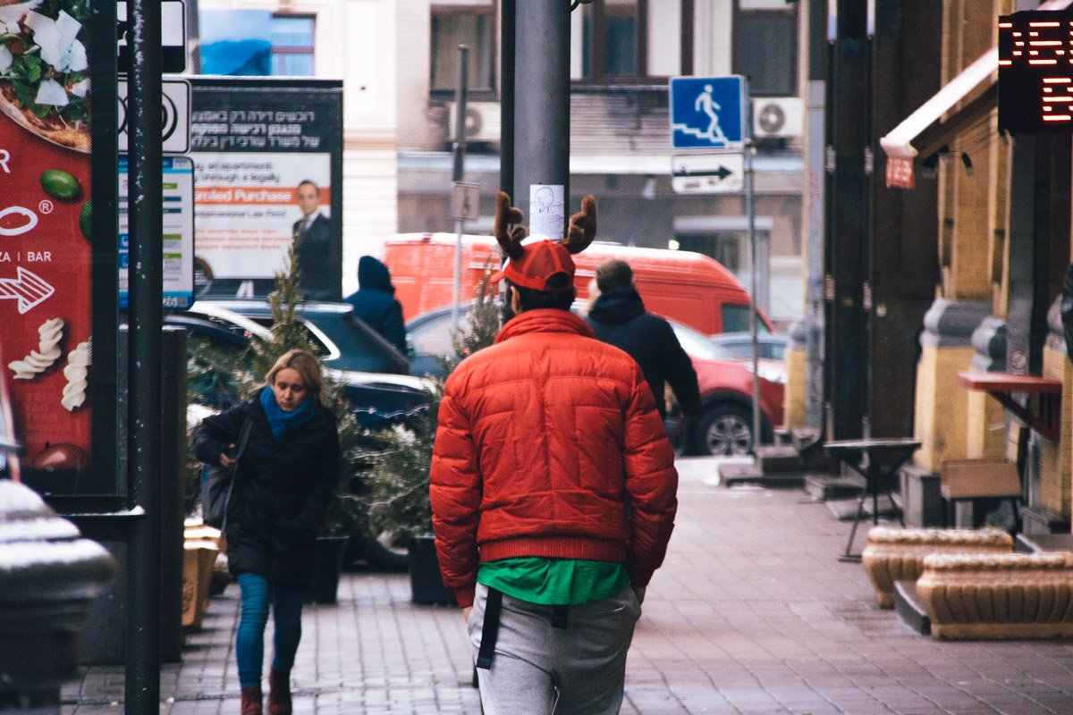 А у этого парня с новогодним настроением вообще все отлично. Всем бы так!