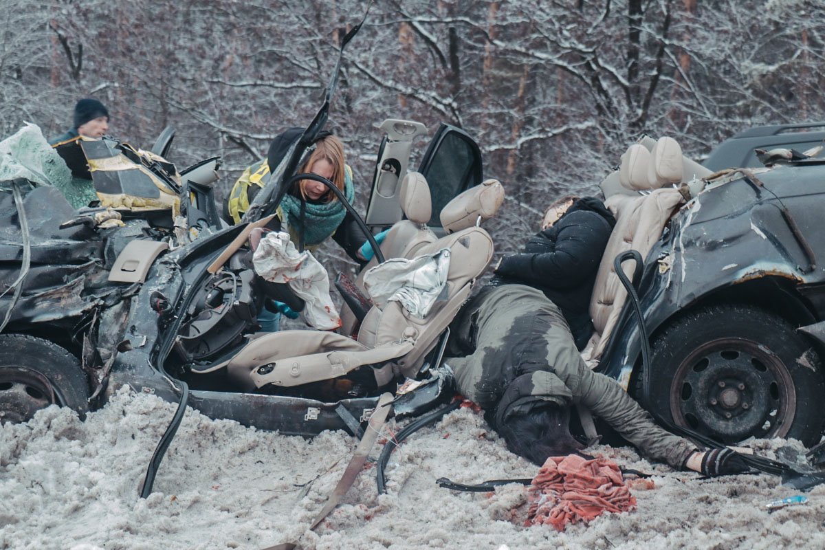 По предварительным данным, мужчина за рулем мусоровоза остановился на трассе, чтобы оказать помощь другому водителю
