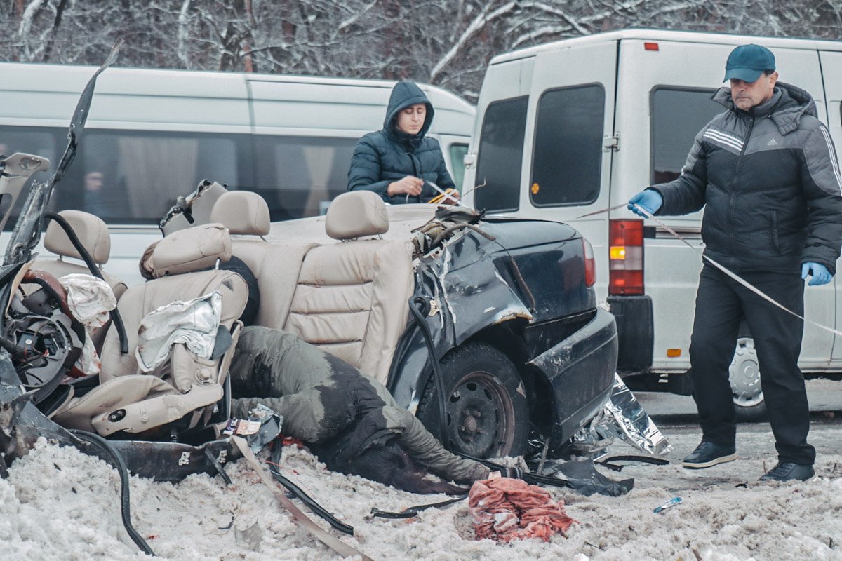 Opel c водителем и четырьмя пассажирами на скользкой дороге потерял управление и влетел в грузовик сзади