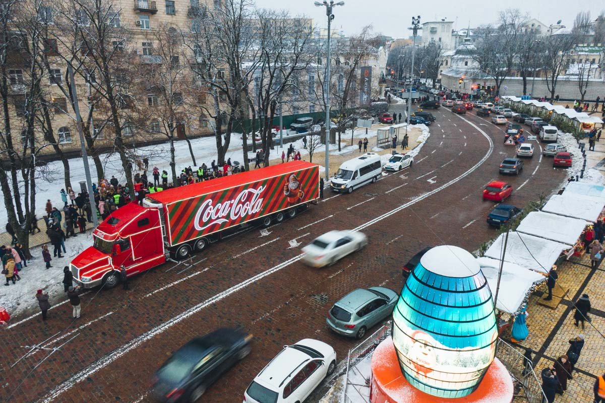 Его экипаж - Санта Клаус и эльфы - радовали жителей Киева заводными танцами, объятиями и подарочками