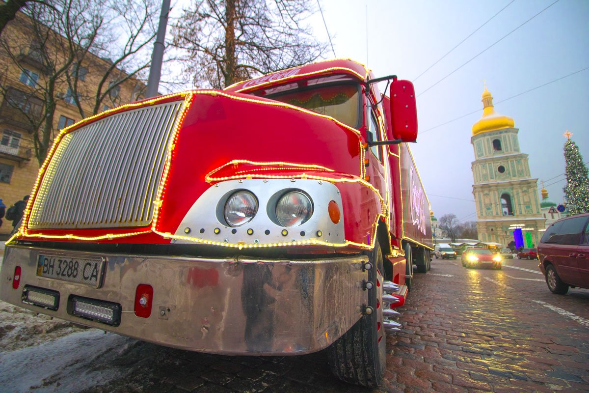 В столицу новогодний транспорт сначала прибыл на самую праздничную локацию города - Софийскую площадь