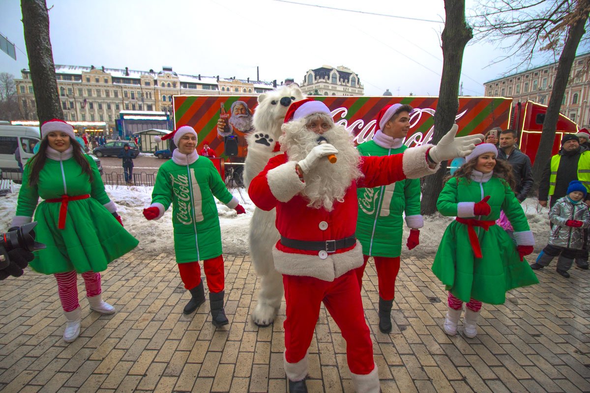 Понятно, что одной только машиной не обошлось: настроение прохожим создавал ее экипаж