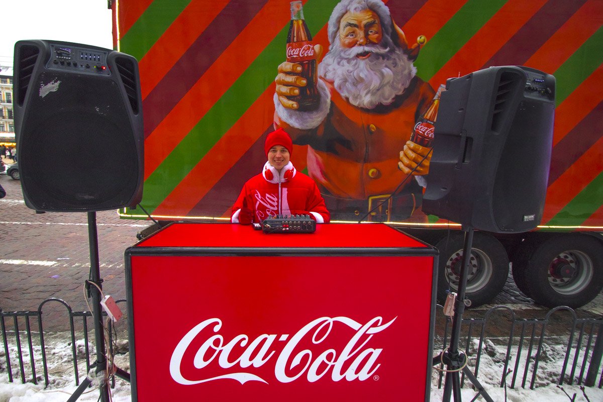 Диджей создавал прохожим настроения для танцев и праздника