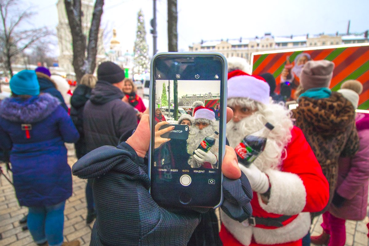 Кроме хорошего настроения все могли получить вполне осязаемые подарки: желающих угощали любимым напитком всего лишь за одно фото