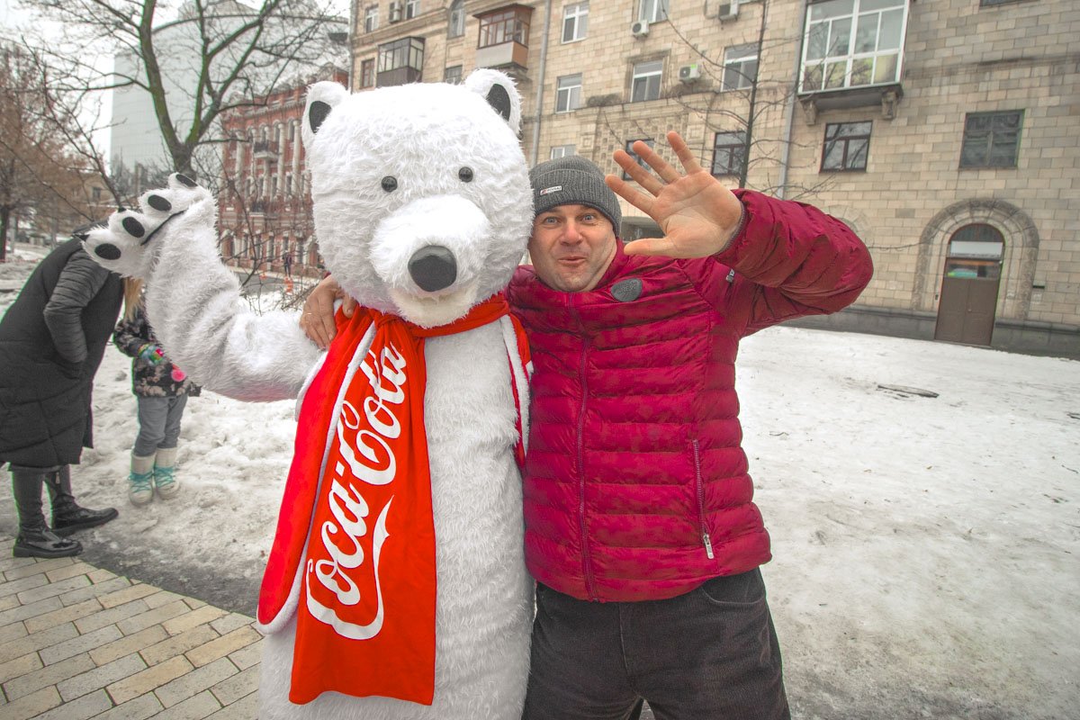 Coca-cola и ее белые медвежата - уже традиционные для Нового года