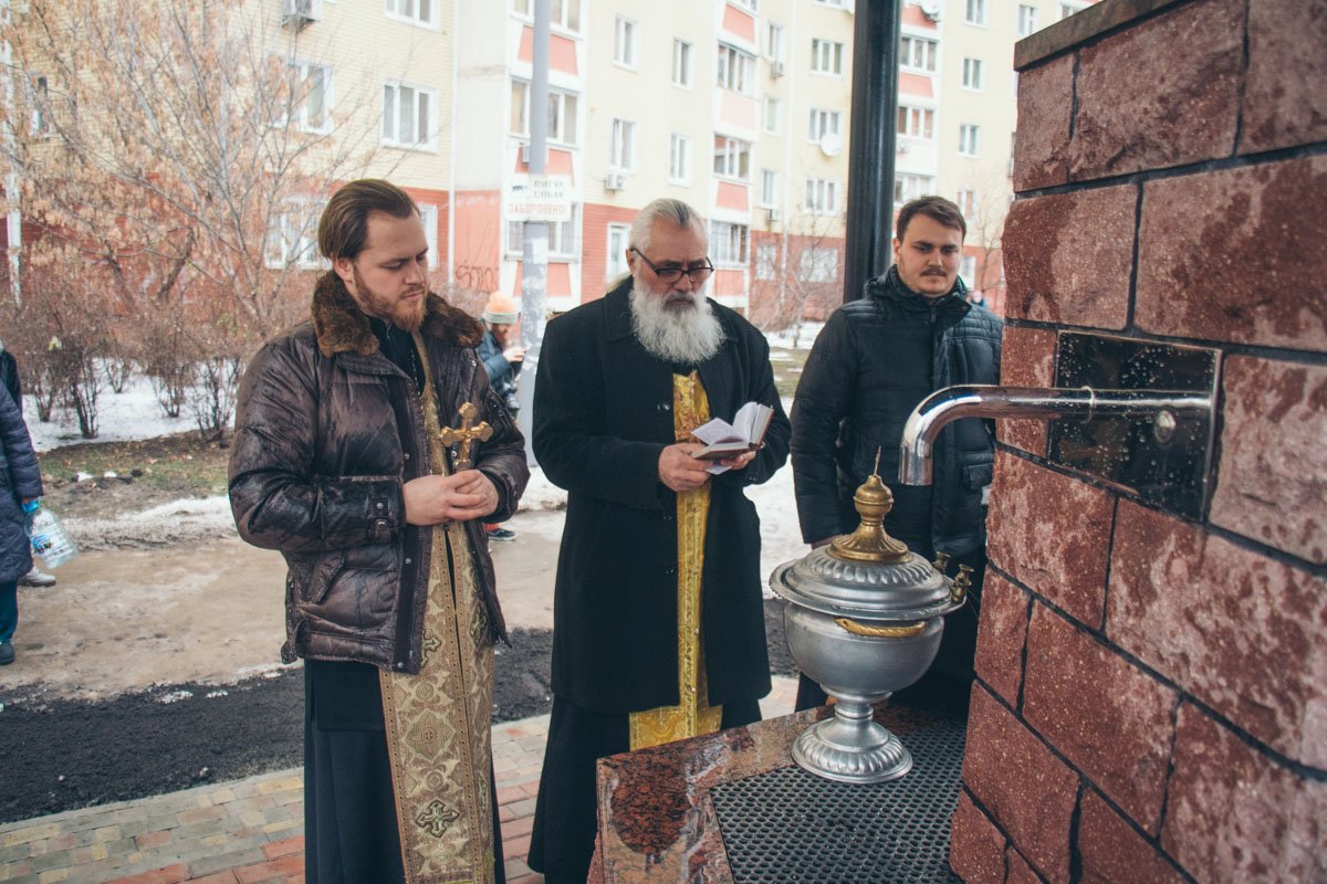 Освятить источник пришло духовенство Свято-Успенского храма