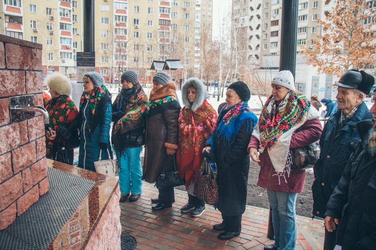 После освящения все желающие могли набрать из источника столько воды, сколько нужно