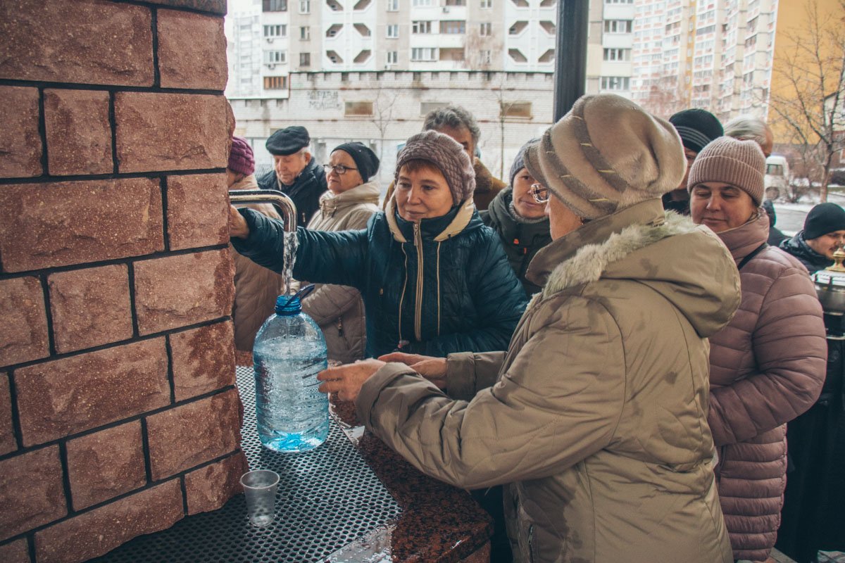 Некоторые приходили с большими баллонами, а кому-то хватало одного стаканчика для пробы