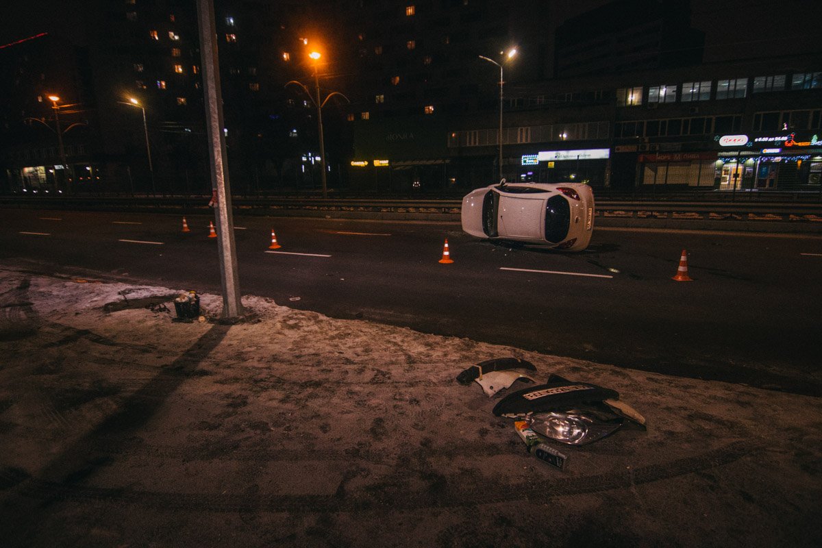 В ночь на 30 декабря в Киеве на улице Борщаговской Ford Ka влетел в отбойник и перевернулся