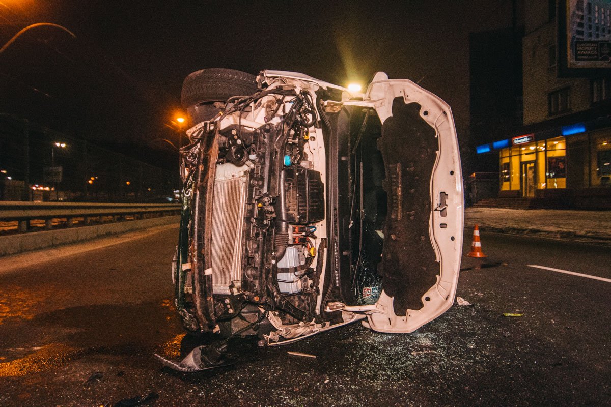В результате столкновения лобовая часть авто серьезно пострадала