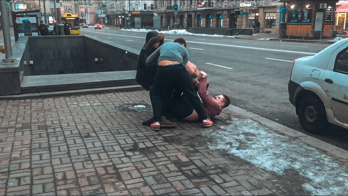 Несколько молодых людей из одной компании в нетрезвом состоянии предпочли решить конфликт силой.