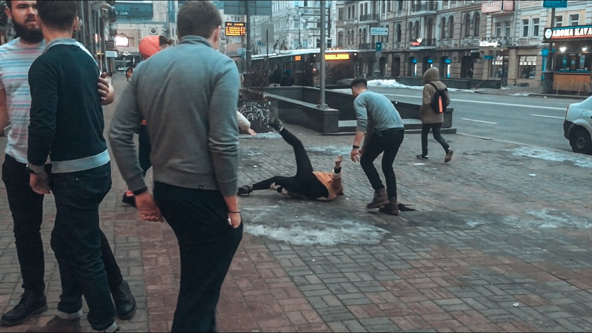 Молодых людей, устроивших драку, забрала полиция