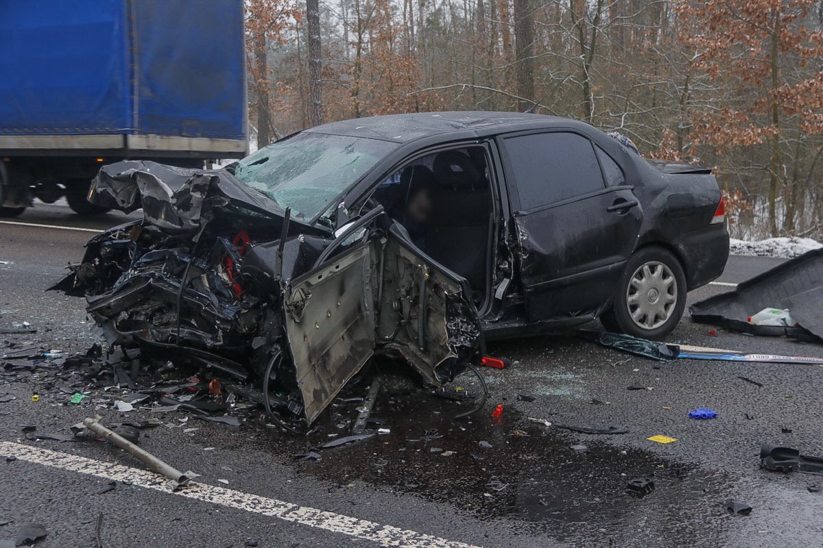 Чтобы достать раненого мужчину из покореженного авто, спасателям пришлось применить специнструмент