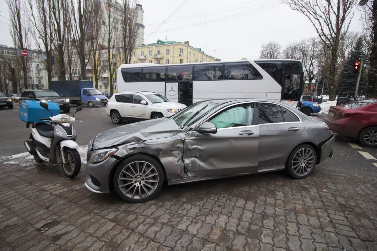 На бульваре Тараса Шевченко произошла авария с участием легкового автомобиля Mercedes C 400 и автобуса этой же марки