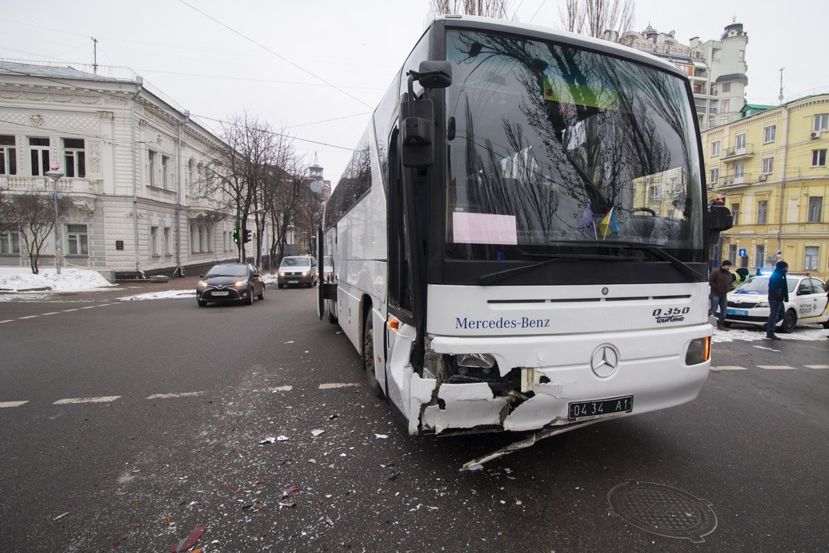 Водителя и девушку-пассажира легковушки госпитализировали.