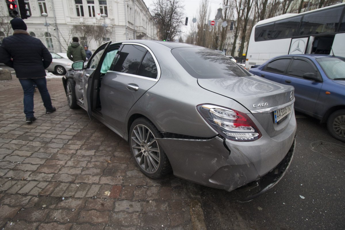Водитель автомобиля Mercedes с девушкой-пассажиром на высокой скорости двигался по улице Терещенковской в сторону улицы Льва Толстого