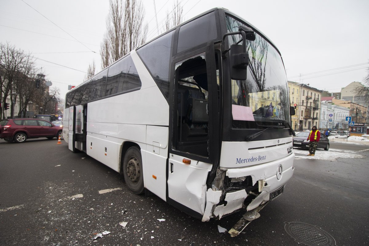 На перекрестке автобус ударил легковушку в левый бок, от чего ее закрутило и выбросило на тротуар