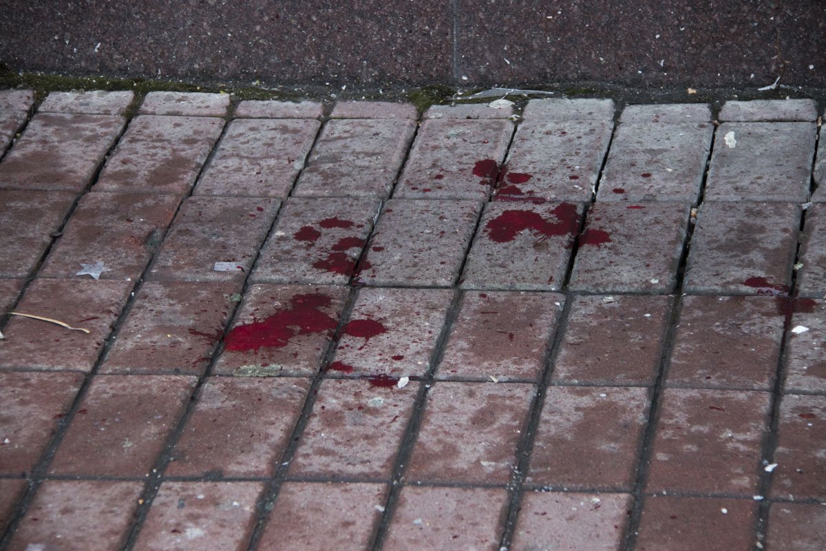 После столкновения из машины вышел водитель и девушка-пассажир, сели в автомобиль скорой помощи и уехали в больницу