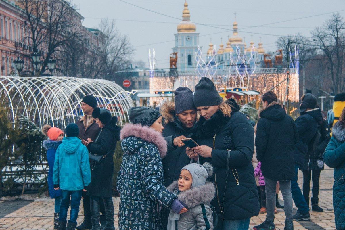 Когда родители хотят фоткаться, а ты хочешь киндер Когда родители хотят фоткаться, а ты хочешь киндер