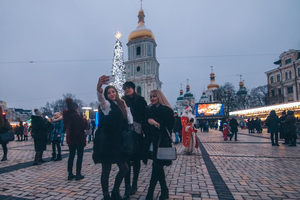 Ну как же без селфи на фоне главной красотки страны? Ну как же без селфи на фоне главной красотки страны?