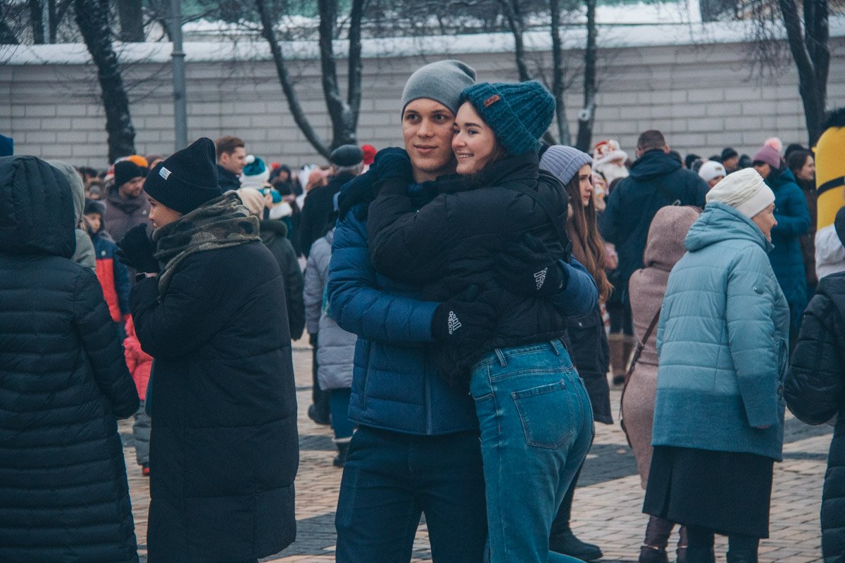 Объятия согревают не хуже свитеров и шарфиков Объятия согревают не хуже свитеров и шарфиков