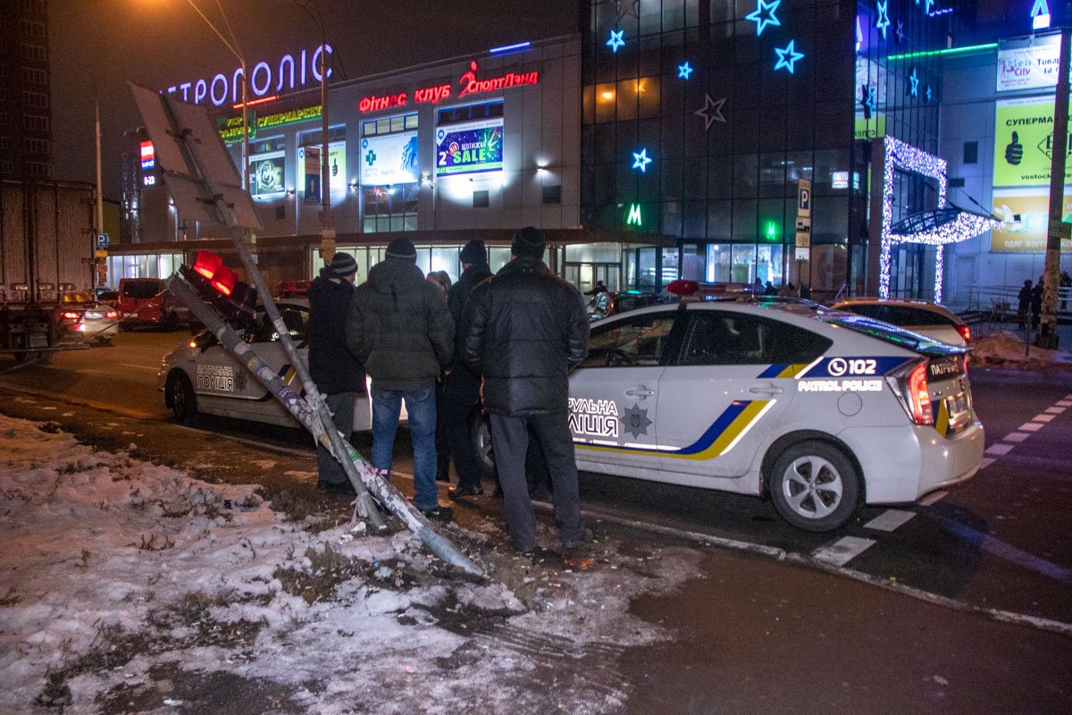 В Киеве на перекрестке Оболонского проспекта и улицы Маршала Малиновского недалеко от ТРЦ "Метрополис" произошло ДТП