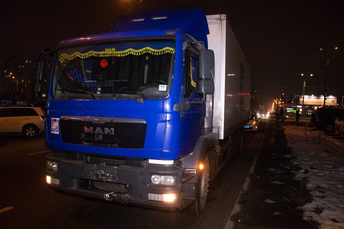 Брендированная фура "АТБ" MAN на скорости въехала в автомобиль Lada Kalina