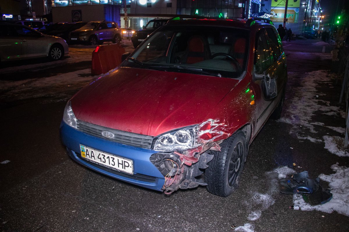 Водитель фуры двигался по Оболонскому проспекту, а легковушки - по улице Малиновского. Оба - в сторону Петровки