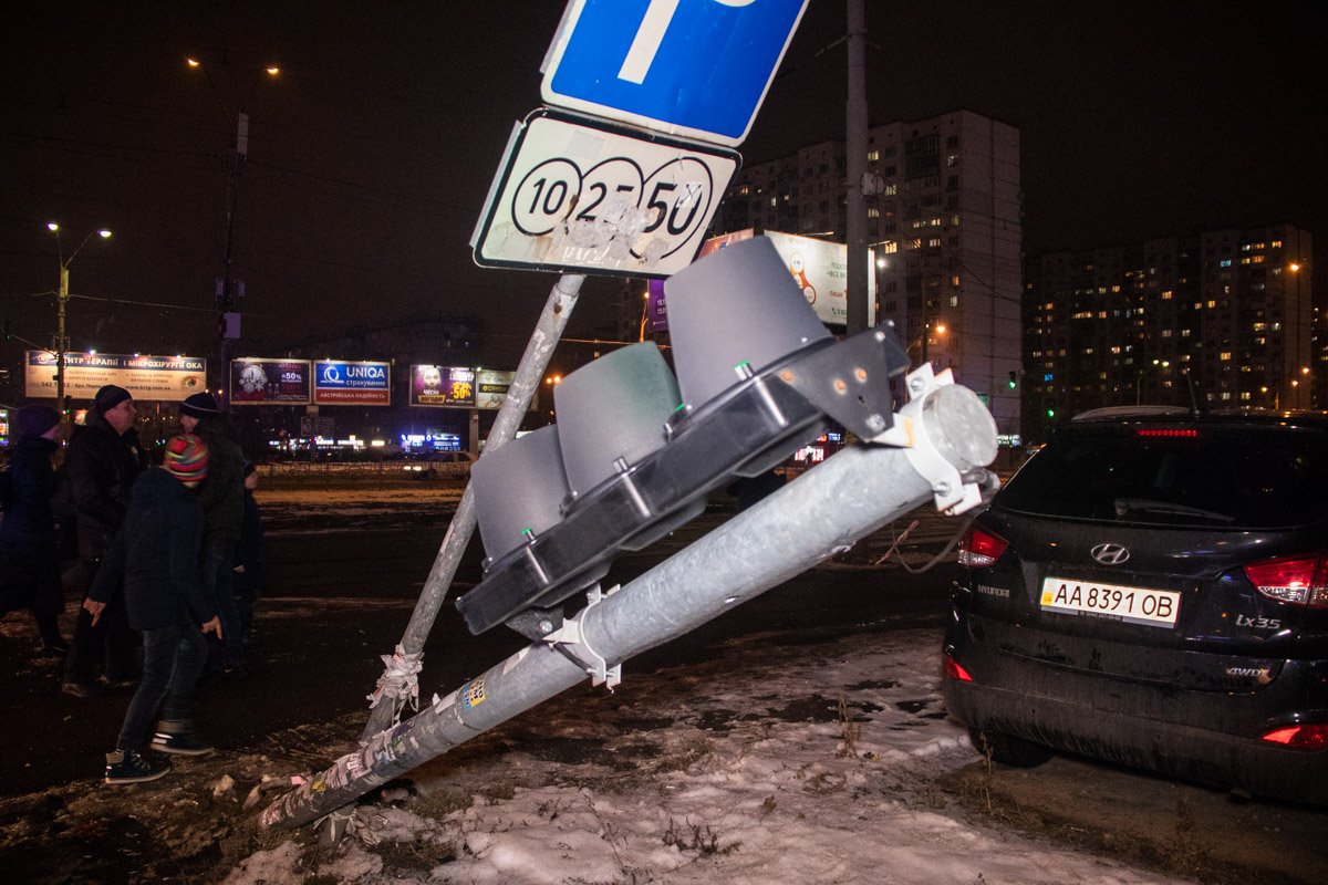 От удара машины снесли светофор на пешеходном переход и дорожный знак