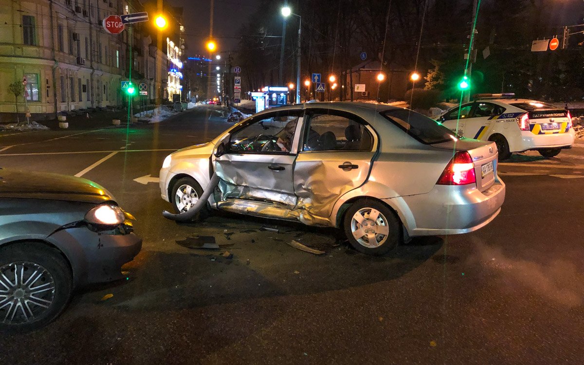 30 декабря на перекрестке бульвара Шевченко и улицы Терещенковской произошло ДТП