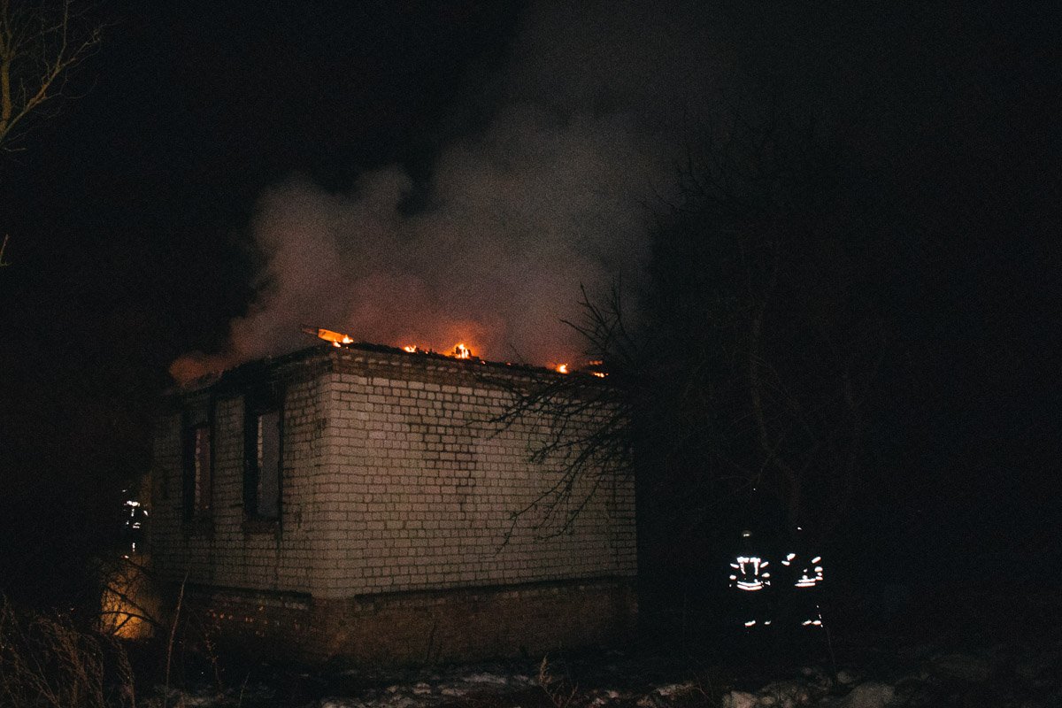 Огонь уничтожил здание полностью, остались лишь кирпичные стены Огонь уничтожил здание полностью, остались лишь кирпичные стены