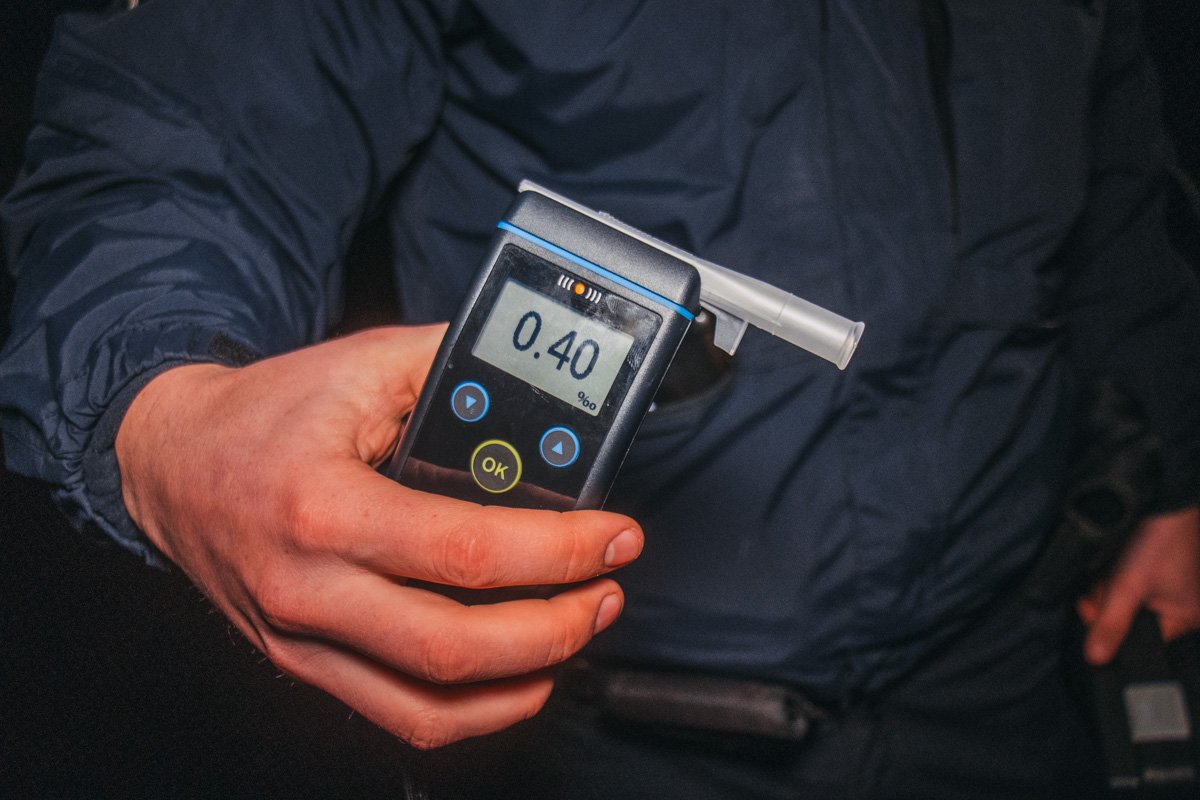 Женщина прошла тест на наличие алкоголя в крови