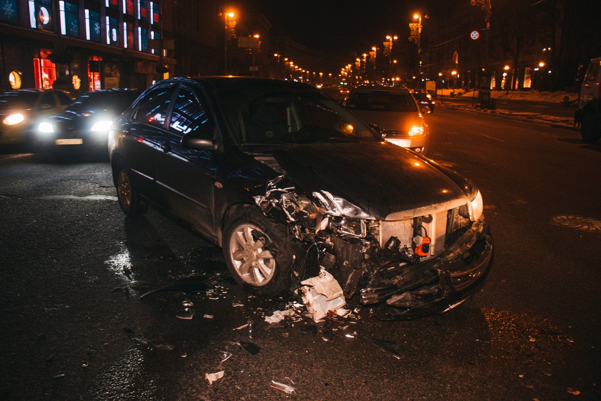 В ночь на 31 декабря в Киеве на пересечении улиц Крещатик и Богдана Хмельницкого произошло ДТП с пострадавшими В ночь на 31 декабря в Киеве на пересечении улиц Крещатик и Богдана Хмельницкого произошло ДТП с пострадавшими