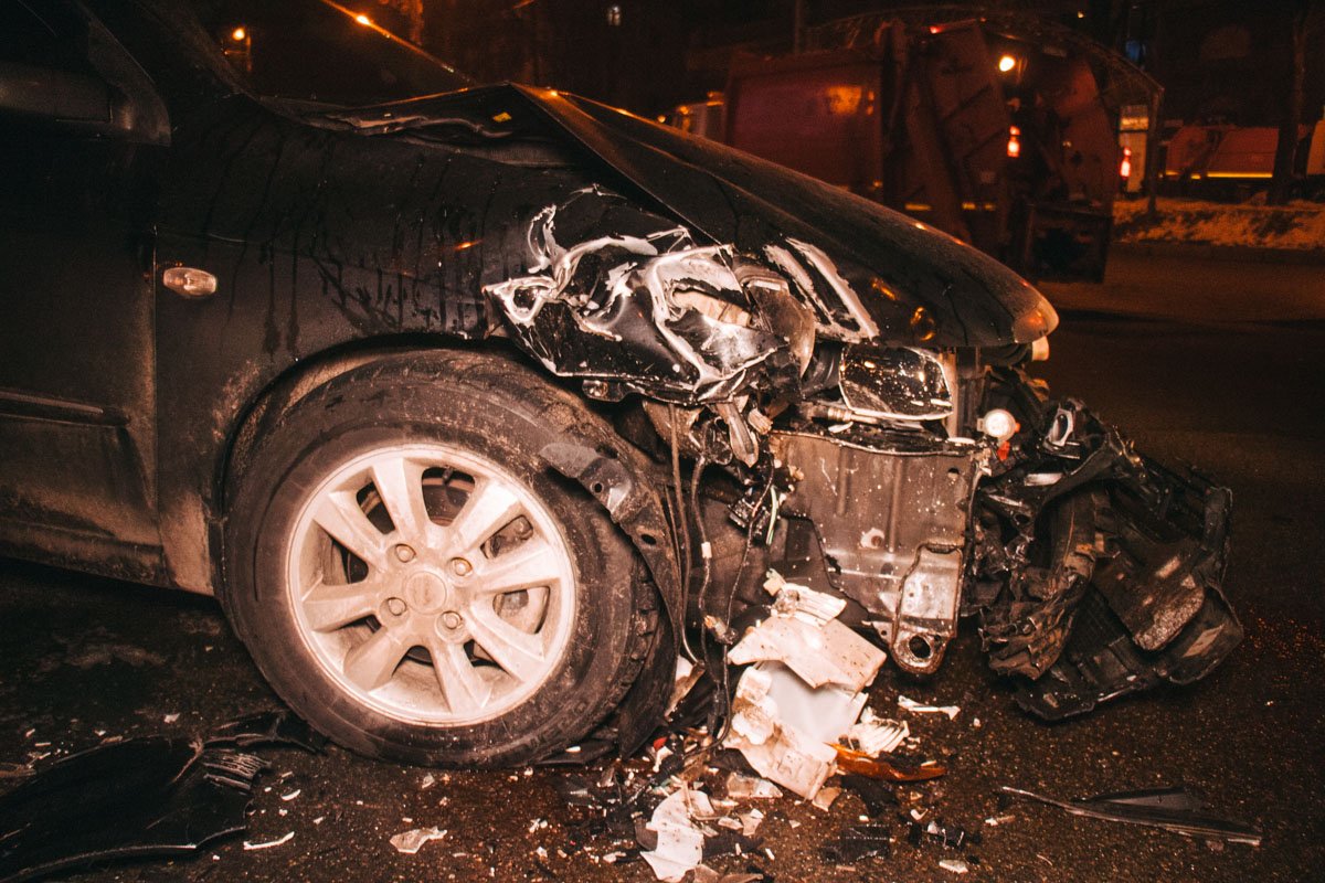 После столкновения грузовик переехал легковушку После столкновения грузовик переехал легковушку